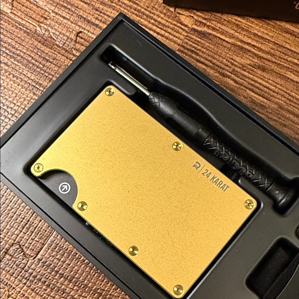 The Ridge Gold Wallet for Men - Picture 4 of 11